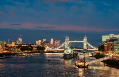 Students working in night shift jobs UK for extra income